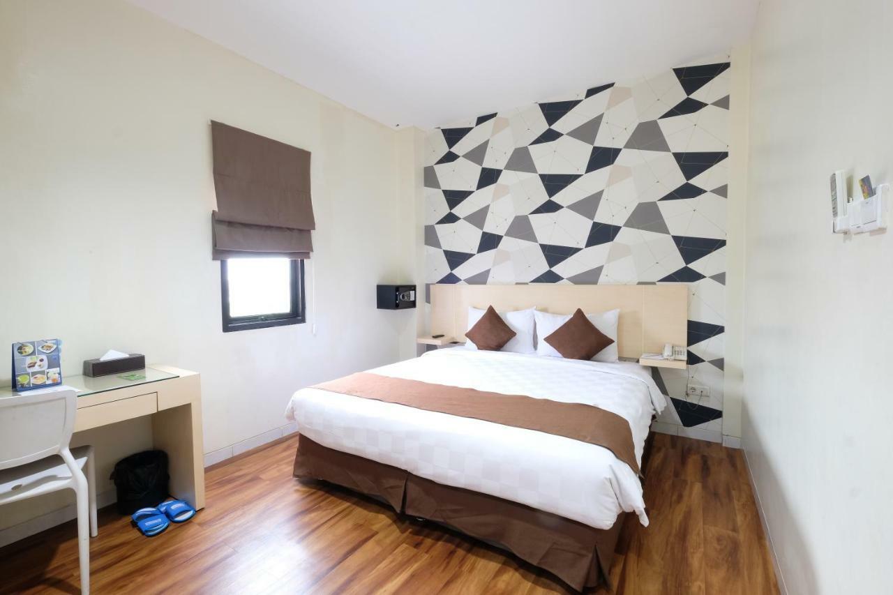 Hotel 88 Mangga Besar Raya 120 Jakarta By Wh Exterior foto